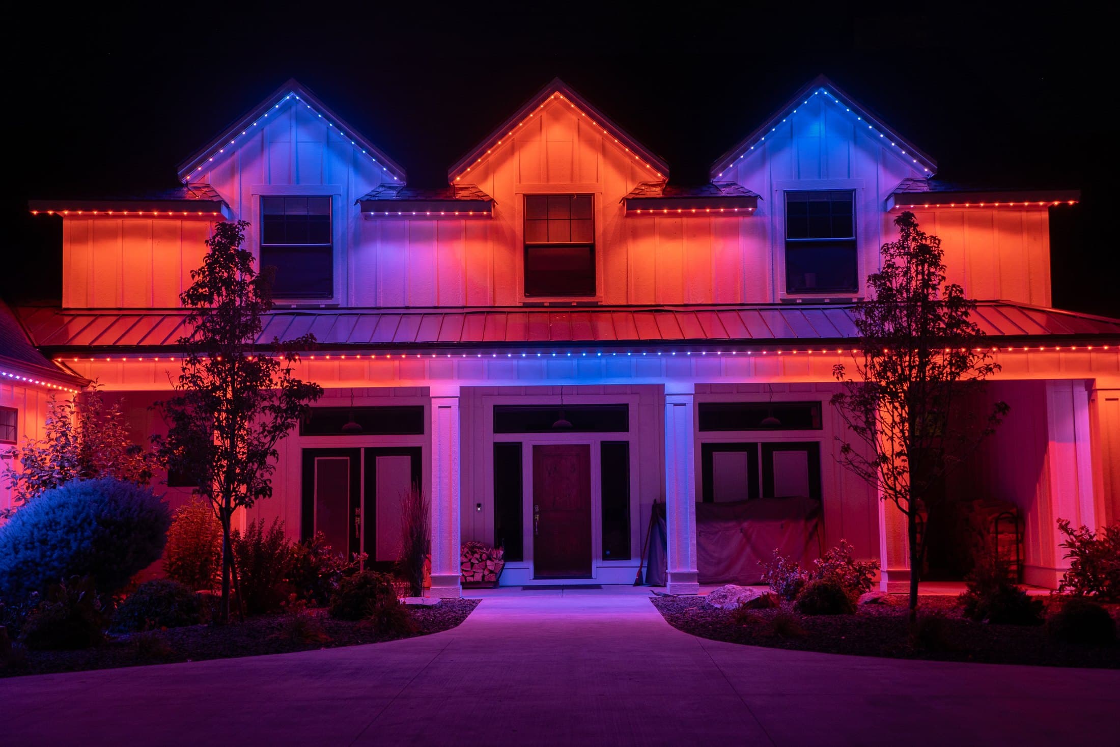 Owner-supplied Bosso installation with cool blue permanent roofline lighting